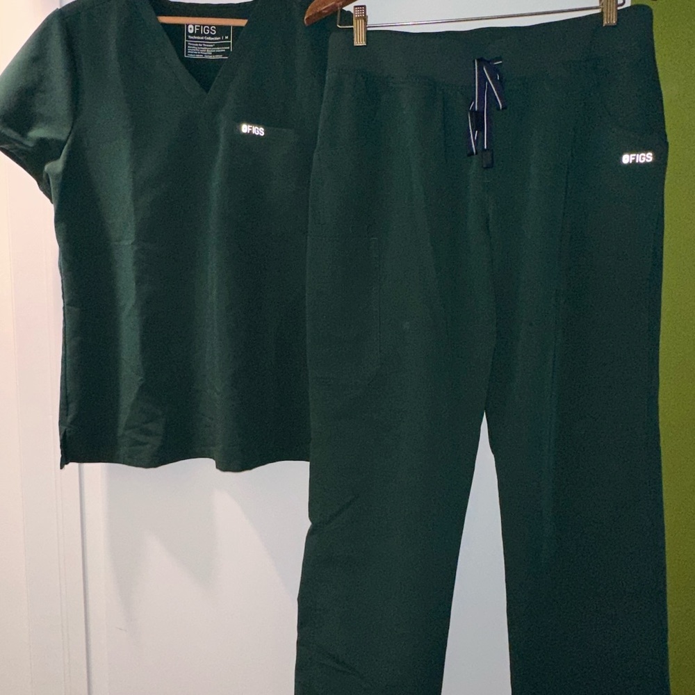 2 Figs British Racing Green Scrub Sets - M tops/L bottoms - Picture 5 of 5